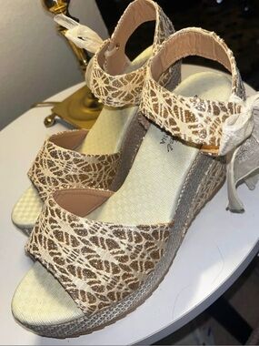 Women's Lace Overlay Wedge Sandals in Cream and Gold